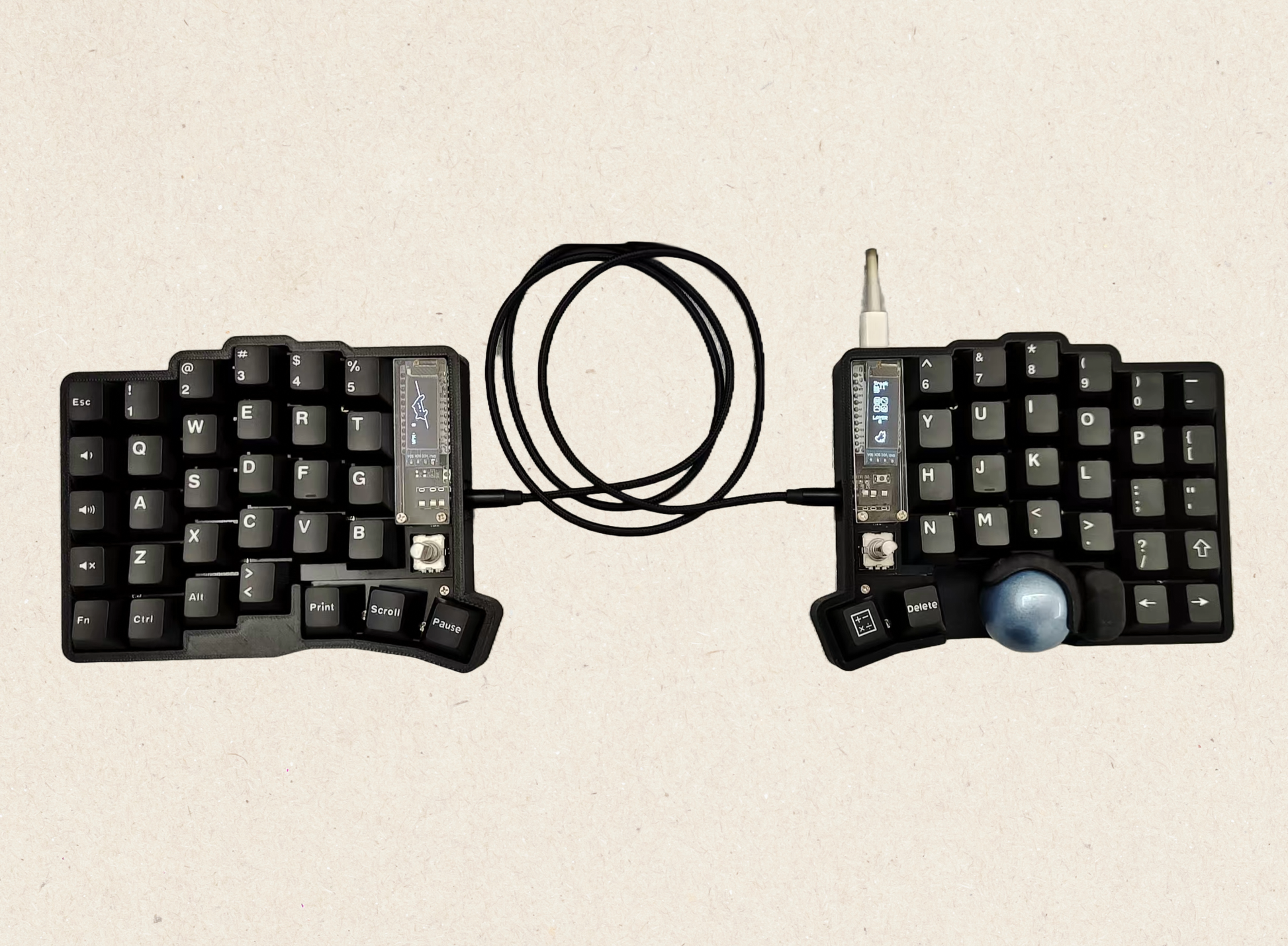 [Hot-swap/WLED] PCB hot-swap
[RGB] RGB available
[Key replacement] Vial
[Switch] The thumb area supports Choc V1/ V2 /mx switches (need to be confirmed when placing an order, not compatible with both), the main key area only supports mx switches
[Battery] No battery
[Packing list] Trackball split keyboard set *1; foot pad *1 (switches and keycaps not included) Note the prices for different number of keys are the same 
