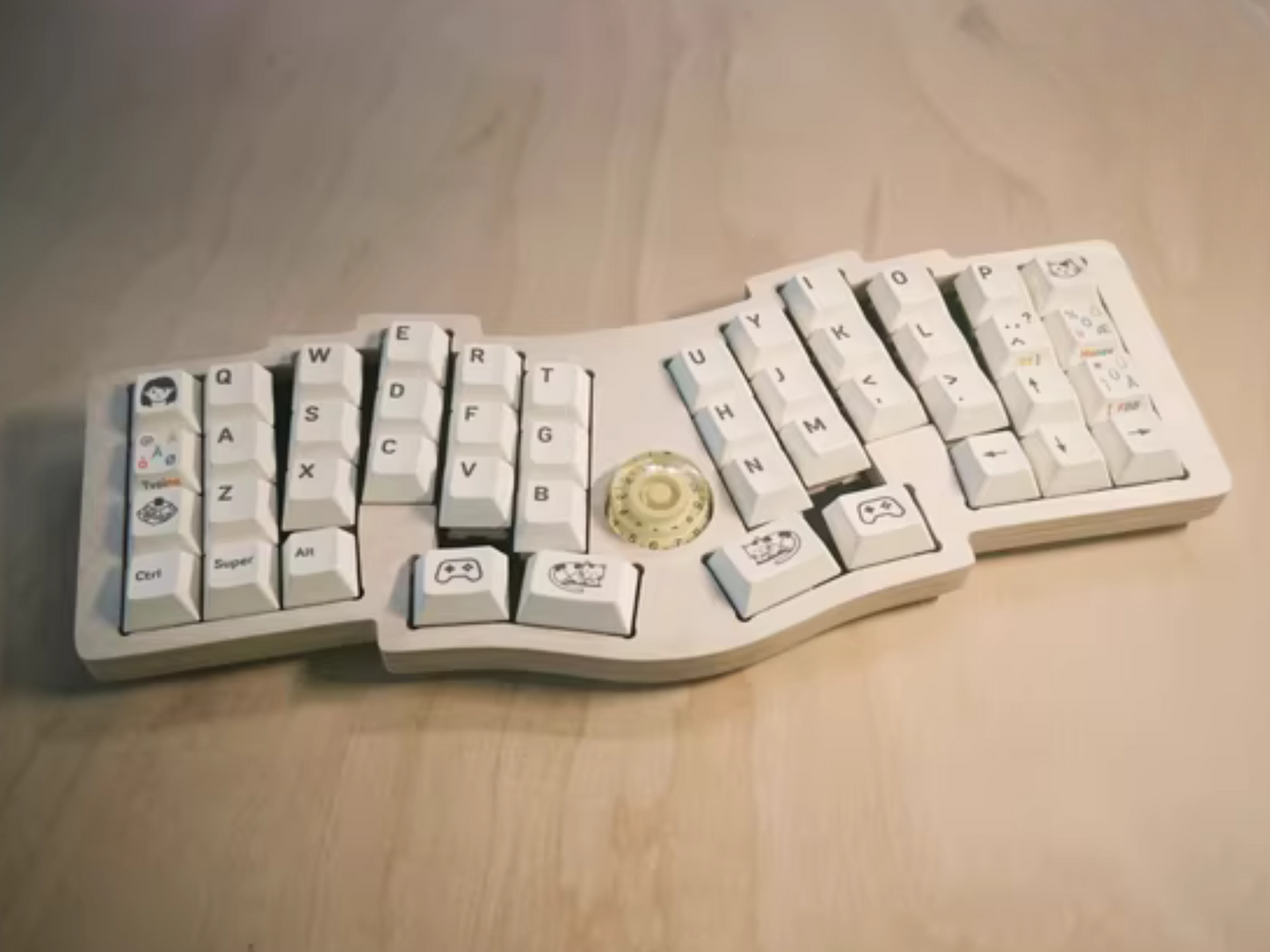 DeLast Wooden Keyboard